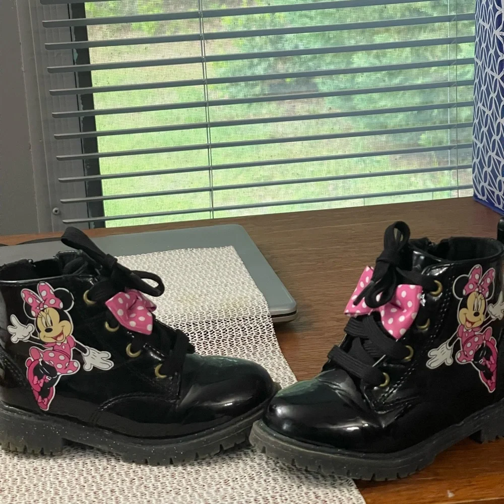 Minnie girl toddler patent leather boots size 7, good condition, pre-owned - Picture 2 of 5